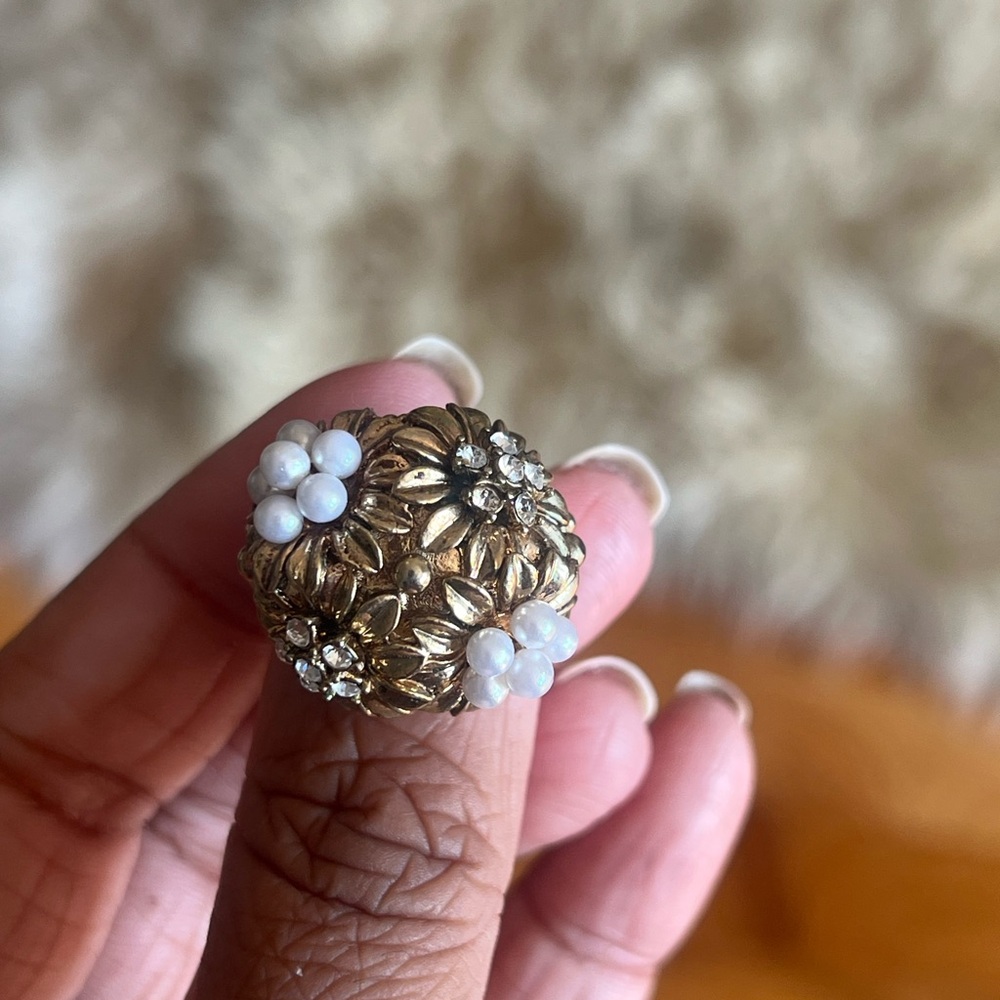Banana Republic Gold Floral Ring with Pearl Details VGUC